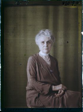 Image représentant https://musee-albert-kahn.s-museum.fr/home/NWQ2OTAwYzNmYjZlZTk1ZWQwODJmMjY4L2dlbmVyaWMtbm90aWNlLXRhYi9hdXRob3JpdHkvNjE3YTc5ZjVjZjhiODk2OGIzMzM3ZDIx/5d6900c3fb6ee95ed082f268/generic-notice-tab/authority/617a79ebcf8b8968b33378cf Madame A. Tourrette