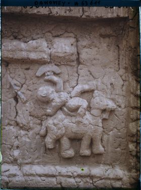 Image représentant Bas-relief d'une résidence du quartier de Gbécon-Hounli, non loin du palais princier de Guézo, figure du cavalier acrobate Aloukiki