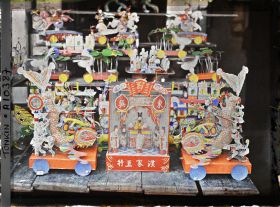 Image représentant Un détail d'étalage de jouets en fer blanc peint, vendus à l'époque de la fête des enfants (fête de la mi-automne)