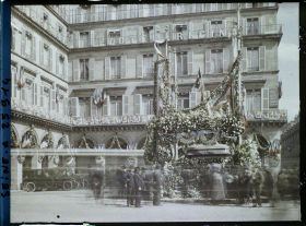 Image représentant La statue de Jeanne d'Arc décorée place de Rivoli (actuelle place des Pyramides) pour la fête de Jeanne d'Arc