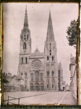 Image représentant Vue d'ensemble du parvis et de la façade occidentale de la cathédrale Notre-Dame