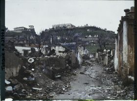 Image représentant Turquie, Aidin, Rue du Pacha, Ecole de Garçons à droite et Caserne à gauche