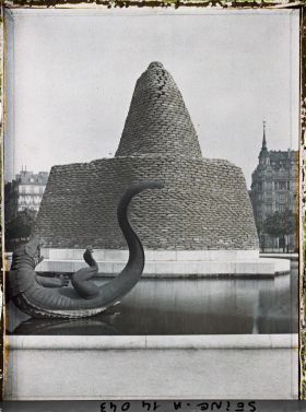 Image représentant Le Triomphe de la République protégé contre les bombardements place de la Nation