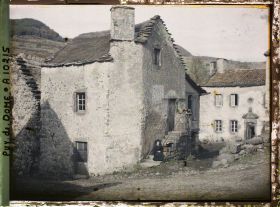 Image représentant France, Types de Maisons de Ste Anastasie à 1200m d'altitude, Construites pour résister aux vents d'ouest