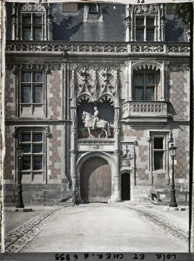 Image représentant L'entrée de l'aile Louis XII, avec la statue équestre