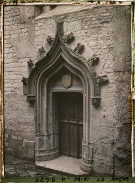 Image représentant Abbaye de Cluny, la porte d'entrée de la chapelle Jean de Bourbon