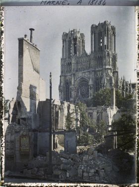 Image représentant France, Reims, Cathédrale, prise de la rue Chanzy.