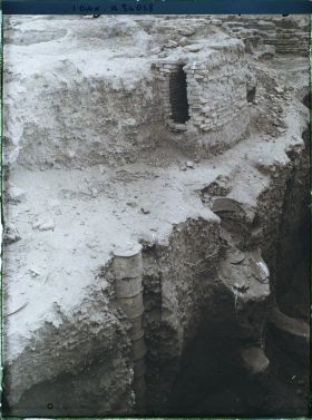 Image représentant Entrée d'un tombeau et canalisation d'eau verticale ?