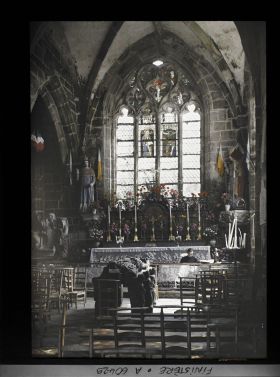 Image représentant Intérieur de la chapelle du Pénity avec au centre le tombeau de saint Ronan