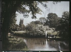 Image représentant Personnes sur une embarcation au bord du fleuve isis. Au fond, la tour du Magdalen College