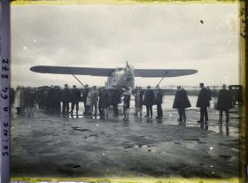 Image représentant La foule attendant le retour de Costes et Bellonte après leur triomphal raid aérien Paris-New-York