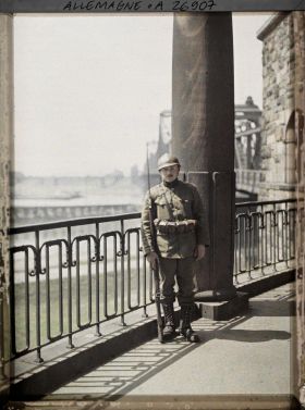 Image représentant Sentinelle belge sur le pont qui enjambe le Rhin