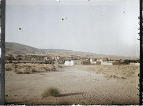 Image représentant La ville au pied de la dune, avec le Djebel Mekter à l'arrière-plan