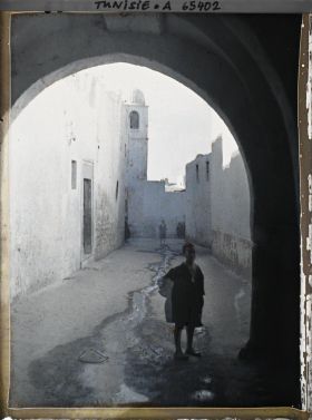 Image représentant Un jeune garçon dans une vieille rue de la médina