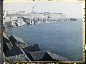Image représentant Vue du bastion de l'Amirauté et du phare, prise depuis la jetée du Nord