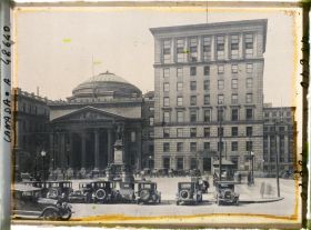Image représentant Canada, Montréal, Place d'Armes, Bque de Montréal, royal Trust et Statue Maisonneuve