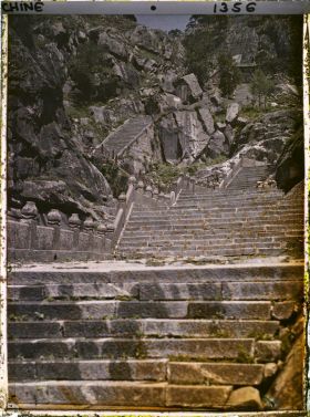Image représentant Entre Fuhumiao (" temple du Tigre Dompté ") et Yunbuqiao (" pont du Pas dans les Nuées ")