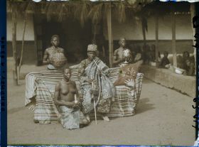 Image représentant Le roi Tôli entouré de ses femmes