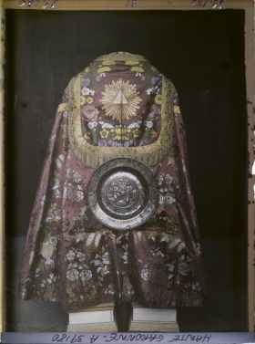 Image représentant France, Montespan (Hte Garonne), Chape soie damassée XVIIIe s, Plats de quête cuivre repoussé XVIe s