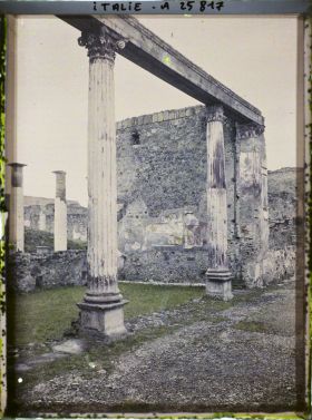Image représentant Vestiges de peintures dans la grande salle de la maison du Faune sur la gauche
