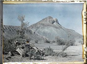 Image représentant La cuvette du lac avec à l'arrière-plan les pitons de marne verte