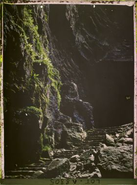 Image représentant France, Roc-Amadour, L'escalier et la partie basse du trou de Padirac