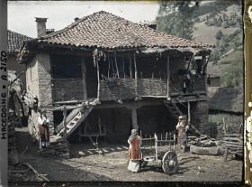 Image représentant Cour avec charette et une femme vue de dos