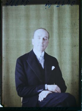 Image représentant https://musee-albert-kahn.s-museum.fr/home/NWQ2OTAwYzNmYjZlZTk1ZWQwODJmMjY4L2dlbmVyaWMtbm90aWNlLXRhYi9hdXRob3JpdHkvNjE3YTc5ZjVjZjhiODk2OGIzMzM3ZDIx/5d6900c3fb6ee95ed082f268/generic-notice-tab/authority/617a79ebcf8b8968b3336ad5 Monsieur Chesnot