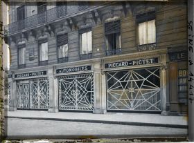 Image représentant Vitrines du magasin Piccard-Pictet Automobiles protégées contre les bombardements au 42 rue Marbeuf (à l'angle de l'avenue des Champs-Elysées)
