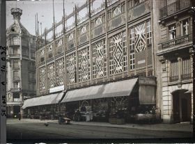 Image représentant Vitrines du Grand Bazar protégées contre les bombardements, au niveau du numéro 136 rue de Rennes à l'angle de la rue Blaise-Desgoffe