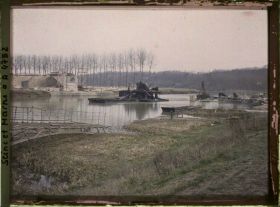 Image représentant France, Mary sur Marne, Le pont que l'on a fait sauter, et sur lequel s'est engagé le train de blessés, qui a été jeté dans la rivière