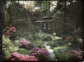 Image représentant Étroit chemin menant à la maison ouest du " village japonais ", puis en direction du jardin anglais