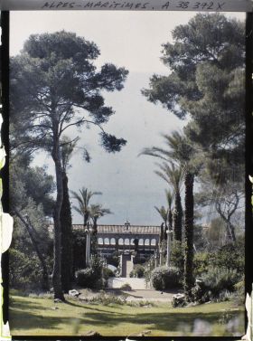 Image représentant Vue plongeante sur le jardin de la villa Cypris et sa grande galerie surplombant la mer