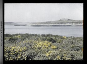 Image représentant L'île de Gavrinis et son tumulus vus depuis l'îlot d'Er Lannic