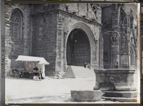 Image représentant Le portail de l'église Saint-Ronan et le vieux puits sur la place de l'Eglise