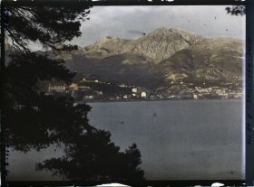 Image représentant Vue sur les abords de Menton et son arrière-pays, dans la lumière du soir