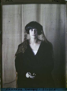 Image représentant https://musee-albert-kahn.s-museum.fr/home/NWQ2OTAwYzNmYjZlZTk1ZWQwODJmMjY4L2dlbmVyaWMtbm90aWNlLXRhYi9hdXRob3JpdHkvNjE3YTc5ZjVjZjhiODk2OGIzMzM3ZDIx/5d6900c3fb6ee95ed082f268/generic-notice-tab/authority/617a79ebcf8b8968b3337059 Madame Salomonia Kamenka