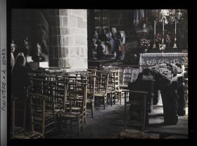 Image représentant Intérieur de la chapelle du Pénity avec à droite le tombeau de saint Ronan
