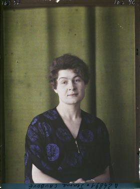 Image représentant https://musee-albert-kahn.s-museum.fr/home/NWQ2OTAwYzNmYjZlZTk1ZWQwODJmMjY4L2dlbmVyaWMtbm90aWNlLXRhYi9hdXRob3JpdHkvNjE3YTc5ZjVjZjhiODk2OGIzMzM3ZDIx/5d6900c3fb6ee95ed082f268/generic-notice-tab/authority/617a79ebcf8b8968b3336a44 Madame Jeanne Cauboue