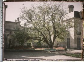Image représentant Parterre devant l'hemicycle faisant la liaison entre deux pavillons et le château