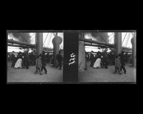 Image représentant Passagers sur le pont à l'arrière du navire, à gauche Maurice Lévy