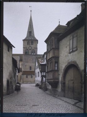 Image représentant France, Turkheim, La rue Vickramm et l'Eglise même sujet de plus loin