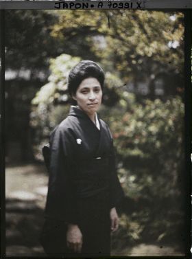 Image représentant Japonaise dans le jardin d'une résidence