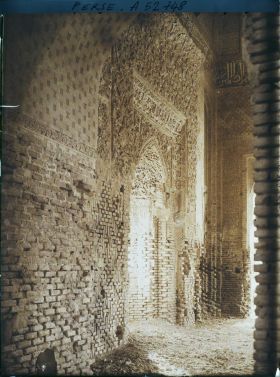 Image représentant La Masdjid-i-Djouma (Mosquée du Vendredi ou Grande mosquée, 1322), le mihrab