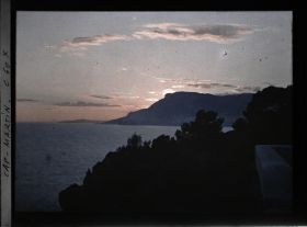 Image représentant Coin de muret de la terrasse inférieure de la villa Kahn dite villa Zamir, vu à contre-jour