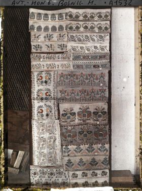 Image représentant Une plaque de broderies bosniaques (bandes en haut)