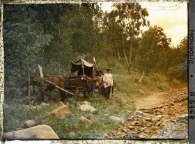 Image représentant Les cochers près de l'une des deux voitures de l'équipage de Stéphane Passet