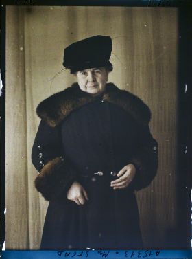 Image représentant https://musee-albert-kahn.s-museum.fr/home/NWQ2OTAwYzNmYjZlZTk1ZWQwODJmMjY4L2dlbmVyaWMtbm90aWNlLXRhYi9hdXRob3JpdHkvNjE3YTc5ZjVjZjhiODk2OGIzMzM3ZDIx/5d6900c3fb6ee95ed082f268/generic-notice-tab/authority/617a79ebcf8b8968b3337805 Madame Steed