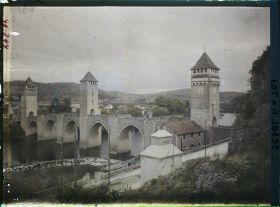 Image représentant France, Cahors, Le pont Valentré vu de la rive gauche vers l'amont