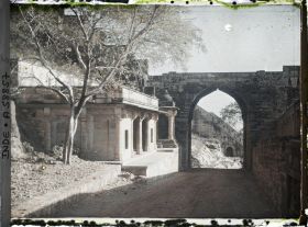 Image représentant La Bhairon Pol et les chatris dédiés à Kalla et Jaimal